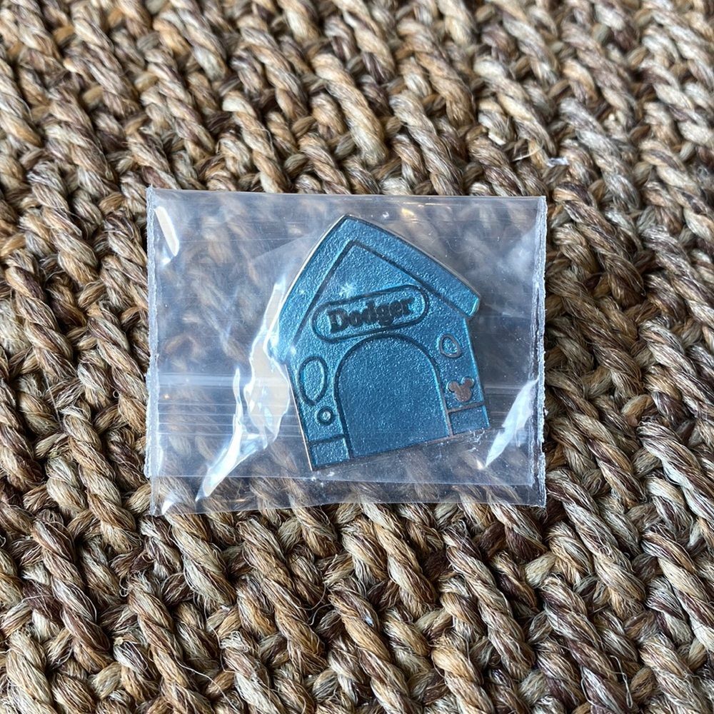 Dodger Chaser Doghouses 2019 Hidden Mickey WDW Disney Pin 138344 - Picture 1 of 1